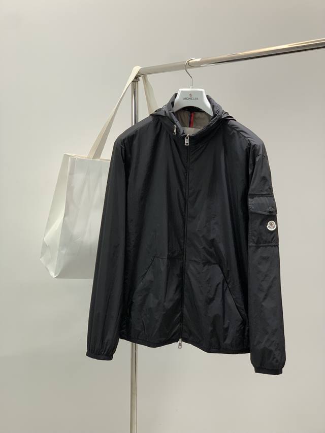 Moncler Breezes 2026 Spring/Summer Matte Stand Collar Lightweight Jacket. A clas Moncler Breezes 2026 Spring/Summer Matte Stand Collar Lightweight Jacket. A clas