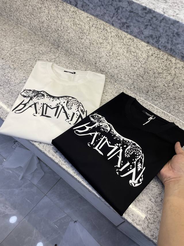 Balmni巴尔曼26新品专柜代购臻选高版本质地级 6夏季专柜最新款圆领短袖 高端订制 设计前卫时尚！品牌Logo重工艺设计 高端定制100支双面丝光棉面料.手
