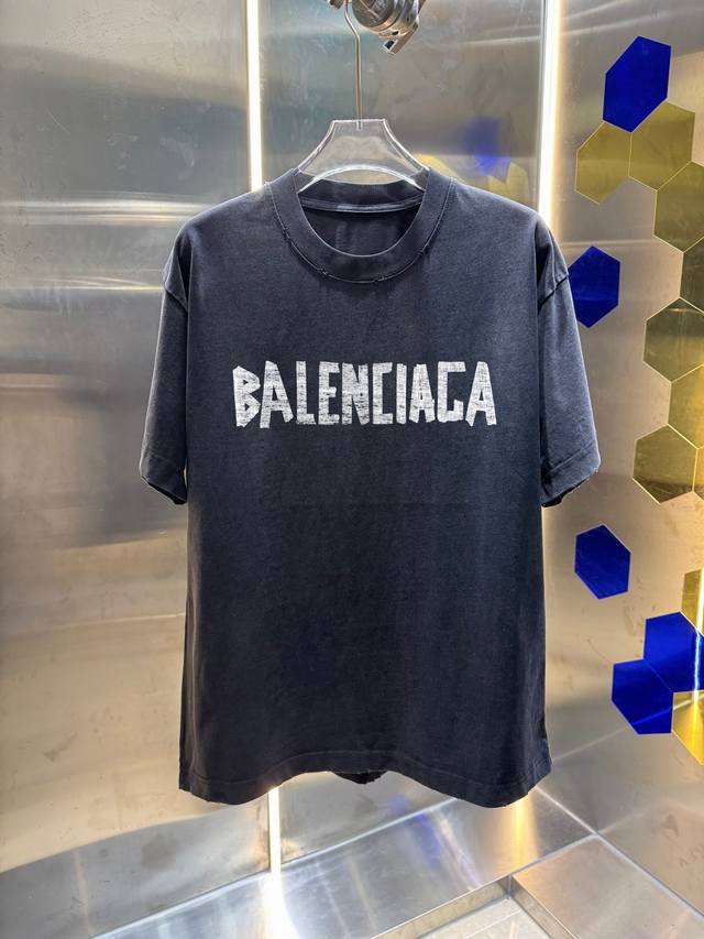 巴黎世* Balenciag*2026春夏新款 洗水磨破320克圆领短袖Tee 男女同款宽松版 颜色 :洗水黑 洗水白 洗水灰 洗水紫 褐色 尺码 :S M L 巴黎世* Balenciag*2026春夏新款 洗水磨破320克圆领短袖Tee 男女同款宽松版 颜色 :洗水黑 洗水白 洗水灰 洗水紫 褐色 尺码 :S M L