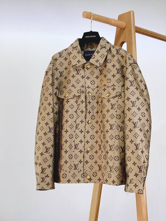 Louisvuitton 路易威登 2026Ss早春新品 Monogram老花工装夹克。 经典满印老花搭配利落工装剪裁，传承百年品牌基因，辨识度与实穿性兼具 金