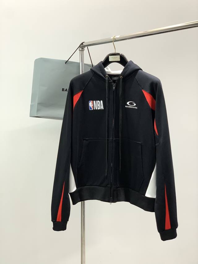 Balenciaga巴黎世家 × Nba Ss26 联名系列 抓绒拉链长袖廓形连帽 夹克外套 宽松版型 今天这套直接把街头硬核风焊在身上了！ 巴黎世家和Nba的