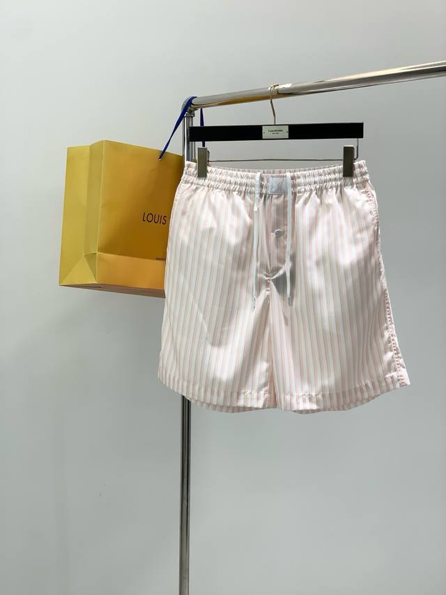 衣服，短裤，Louisvuitton 路易威登，2026春夏最新款，专柜同步有售，原单狠货，时尚休闲短袖套装，上身很有特点！吸睛而有亮点，进口原版面料，顶级刺绣