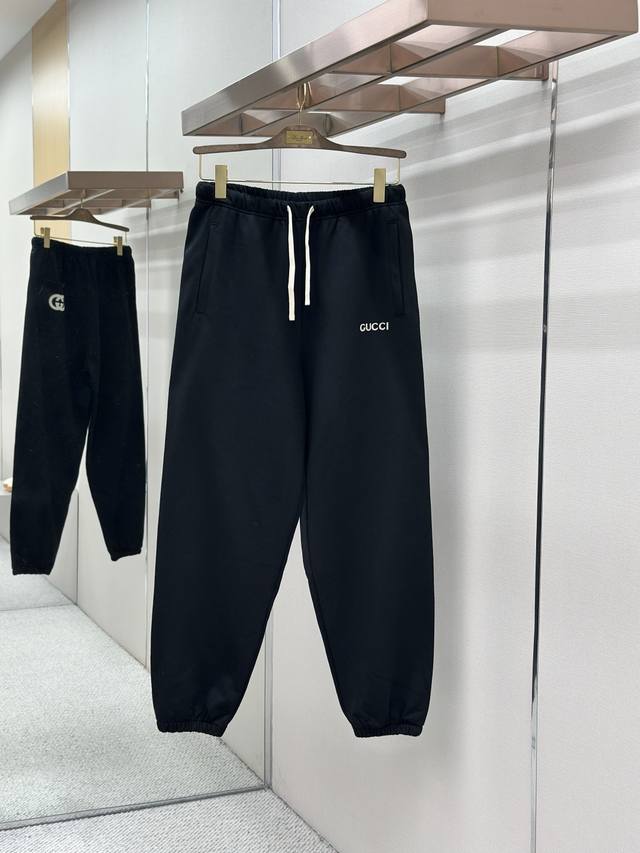 Gucci 26Fw春夏新款长裤 美学的焕新诠释,演绎浓郁的格调型时尚风范,细节感和设计感强悍.经典品牌标识做为色彩搭配,演绎经典的品牌时尚,为整体造型增光添彩 Gucci 26Fw春夏新款长裤 美学的焕新诠释,演绎浓郁的格调型时尚风范,细节感和设计感强悍.经典品牌标识做为色彩搭配,演绎经典的品牌时尚,为整体造型增光添彩