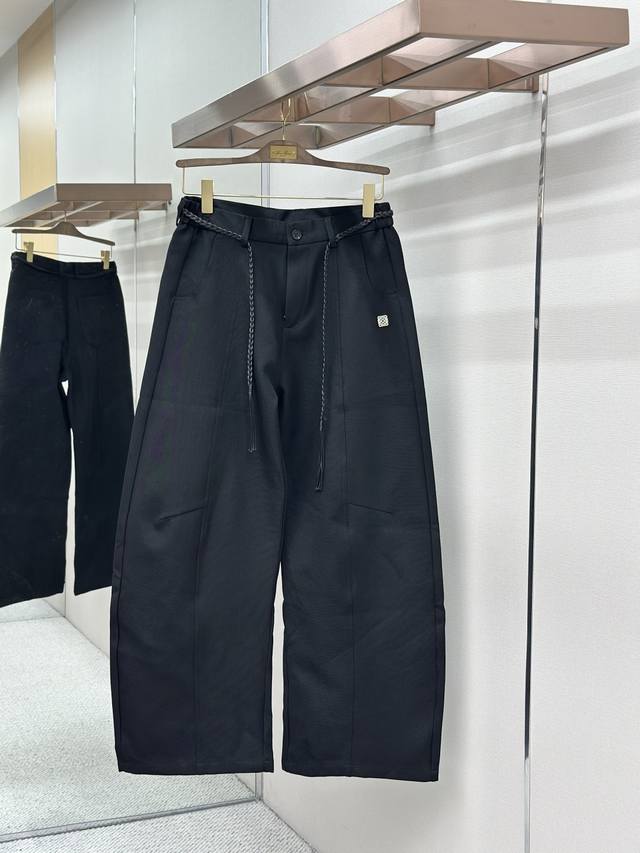 Loewe 26Fw春夏新款休闲西裤 香港洋行渠道货,高级优质棉质面料,细腻柔软程度非同一般。金属标识增添看点,处处彰显独特的风格魅力,毋庸置疑的爆卖裤装! 运 Loewe 26Fw春夏新款休闲西裤 香港洋行渠道货,高级优质棉质面料,细腻柔软程度非同一般。金属标识增添看点,处处彰显独特的风格魅力,毋庸置疑的爆卖裤装! 运