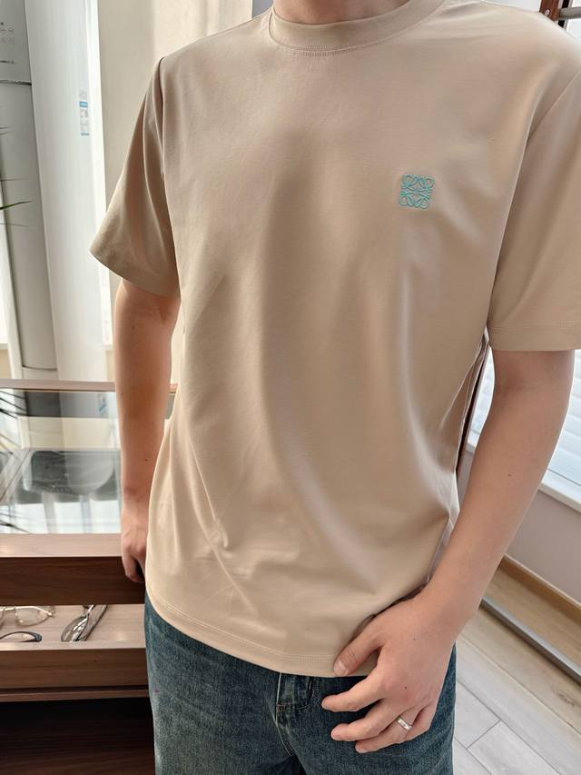 Lw蓝绣经典Logo奶茶色短袖T恤 温柔奶茶裸色系，自带高级松弛氛围感 甄选高支细腻棉料，布面软糯顺滑、垂坠抗皱 上身裸感亲肤，透气清爽，春夏穿着干净通透 胸口