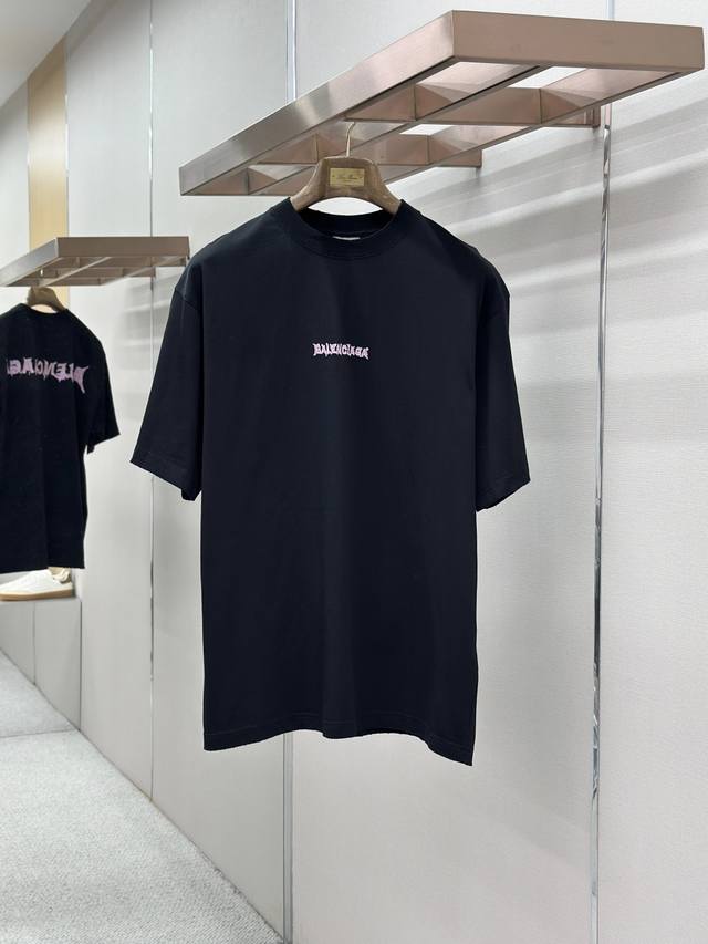Balenciaga巴黎世家 粉色字母印绣圆领短袖 面料：24支特纺紧密棉平纹针织面料 185G 罗纹：32支高弹罗纹 320G 采用24支特纺紧密棉平纹针织面