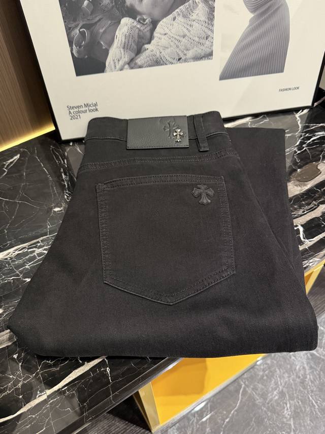 Chr26S Spring/Summer Men's Straight Leg Jeans. Made from cotton denim, these jea