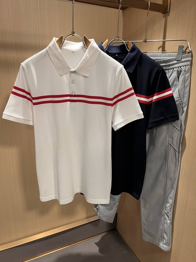 Bally巴利 2026春夏新款男士休闲polo衫，走秀图案时尚休闲短袖polo衫！胸前Logo图案条纹设计！极具设计精选客供珠地棉面料，手感柔软亲肤，着身舒适