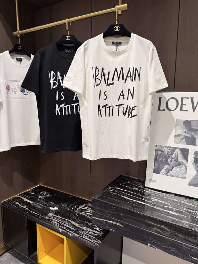 Balma26S新款春夏休闲男士圆领短袖，十分惊艳，客供纯棉面料打造 拥有优越的透气性与保暖性，即便是贴身穿着也不会有扎刺感可言，舒适程度绝对超乎你的想象，实物