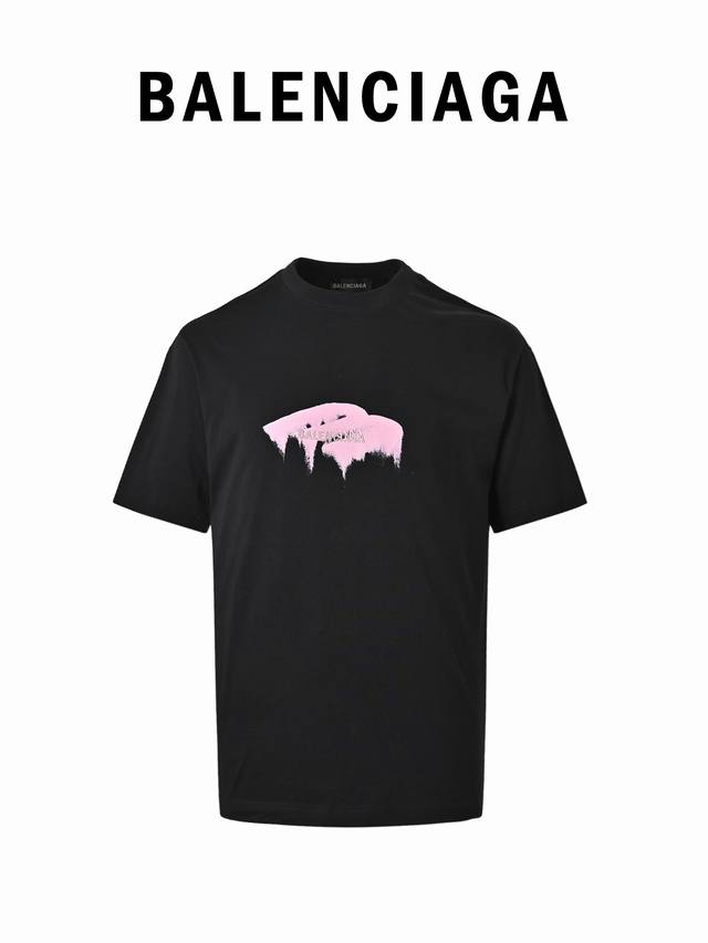 180 Balenciaga 巴黎世家 26Ss 3B溶解短袖T恤 面料采用26支240克精梳棉 特种裁剪制作褶皱领口 工艺为Tajima田岛绣花后做水浆印花 180 Balenciaga 巴黎世家 26Ss 3B溶解短袖T恤 面料采用26支240克精梳棉 特种裁剪制作褶皱领口 工艺为Tajima田岛绣花后做水浆印花