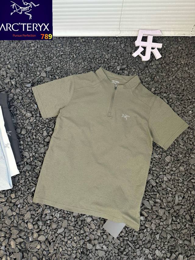 Arcteryx 始祖鸟 夏季透气速干户外运动短袖刺绣立领半拉链T恤 男女同款 忙碌的都市生活中，一件能轻松应对各种场合的衣服，是提升生活幸福感的关键，鸟家这款