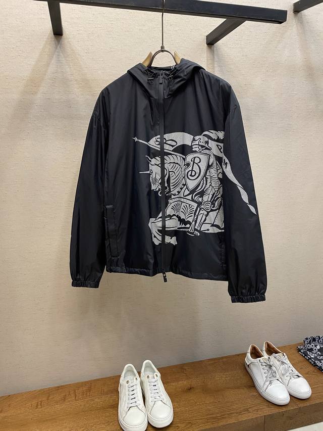 Bbr、25Ss Burberry马术骑士徽标尼龙外套 面料由高品质的尼龙面料，具有轻盈、耐磨、防风防水等特性，非常适合制作休闲夹克。 在面料处理上，采用特殊的