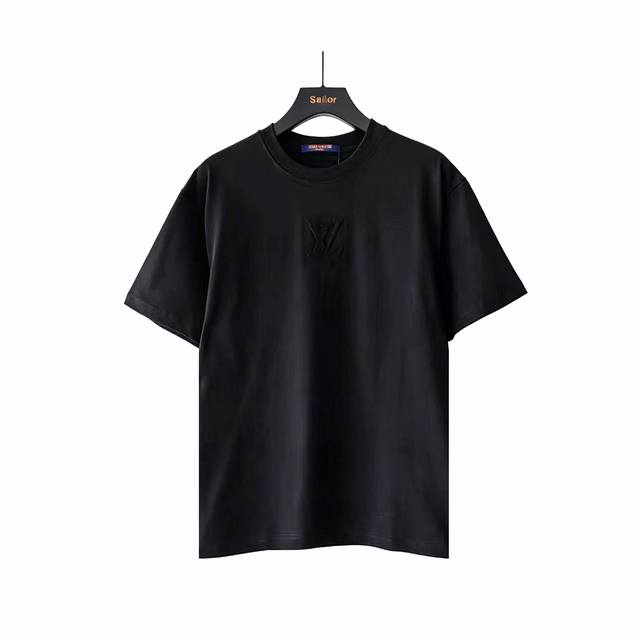实拍细节图+尺码表 Vuitton 路易威登 立体凹凸压印压花短袖 260克纯棉，面枓已洗水，不缩水，不变形，超级柔软舒适，穿上去对皮肤很好Louis Logo