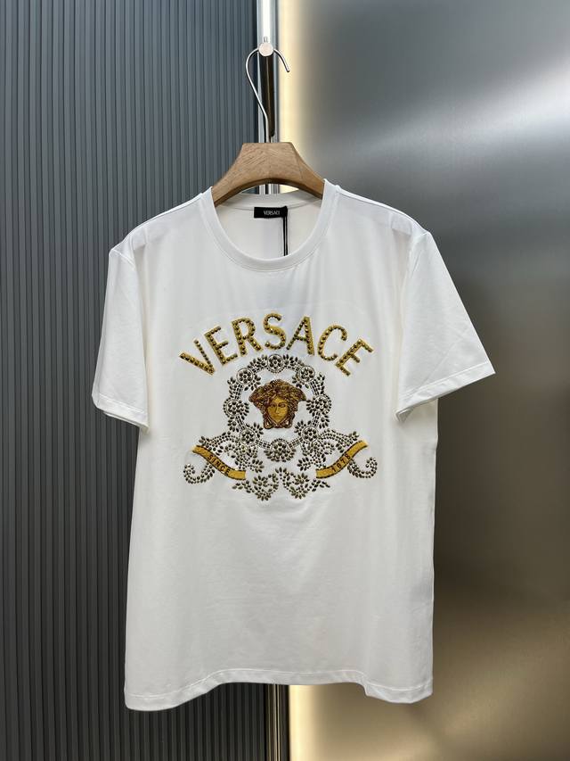 Vs2026春夏新品致敬美高梅设计刺绣施华洛世奇异形钻镶嵌Medusa短袖T恤;定制100支双股丝光长绒棉面料;舒适细腻!胸前Medusa刺绣工艺虽是简单但是施 Vs2026春夏新品致敬美高梅设计刺绣施华洛世奇异形钻镶嵌Medusa短袖T恤;定制100支双股丝光长绒棉面料;舒适细腻!胸前Medusa刺绣工艺虽是简单但是施