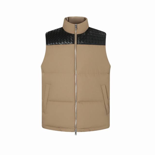 特价不退换 Bottega Veneta 绵羊真皮编织羽绒马甲 一、面料：磨砂府绸 采用高密度的经纬纱线 更紧密地排列，且在织物表面形成均匀、细微的菱形颗粒状凸