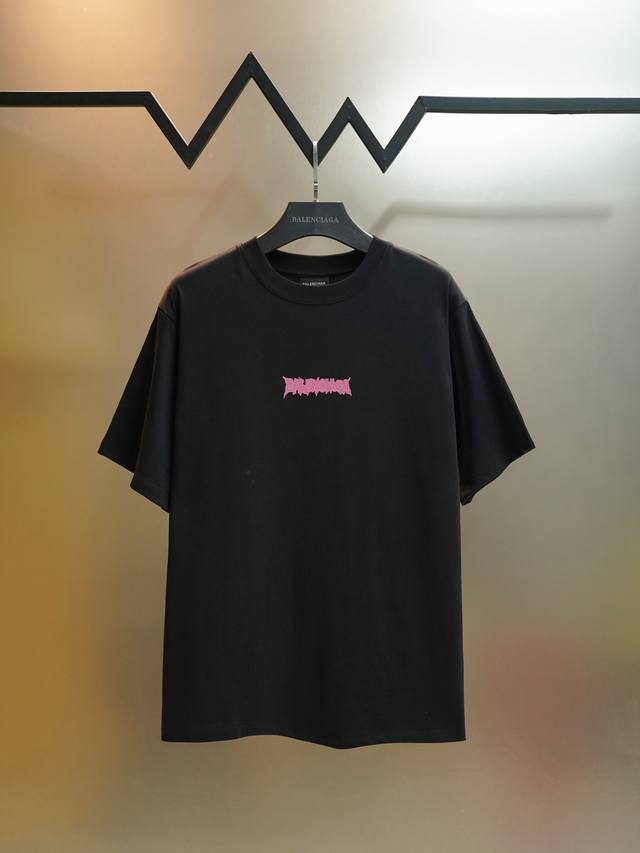 100 款号Jw096 Balenciaga 巴黎世家重工26新款情人限定刺绣印花圆领短袖 采用280克32支双纱面料 走线清晰 原单定制1:1线条流畅而细腻 100 款号Jw096 Balenciaga 巴黎世家重工26新款情人限定刺绣印花圆领短袖 采用280克32支双纱面料 走线清晰 原单定制1:1线条流畅而细腻