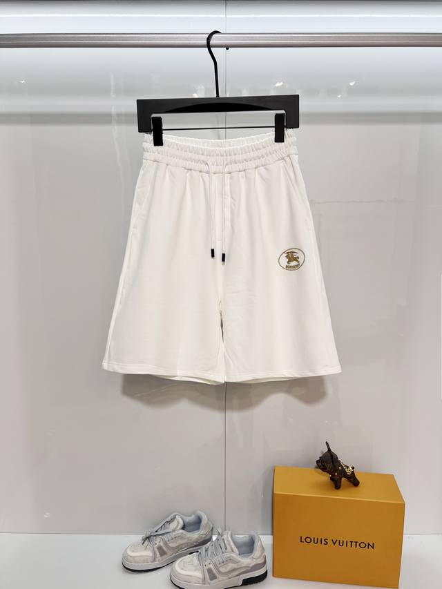 Bbr Burberry 巴宝莉 2026新款 轻奢主义 金刺绣战马字母Logo 男女日常通勤穿搭必备 简约休闲短裤 定制毛圈面料 内包边处理,无线头压力 松紧 Bbr Burberry 巴宝莉 2026新款 轻奢主义 金刺绣战马字母Logo 男女日常通勤穿搭必备 简约休闲短裤 定制毛圈面料 内包边处理,无线头压力 松紧