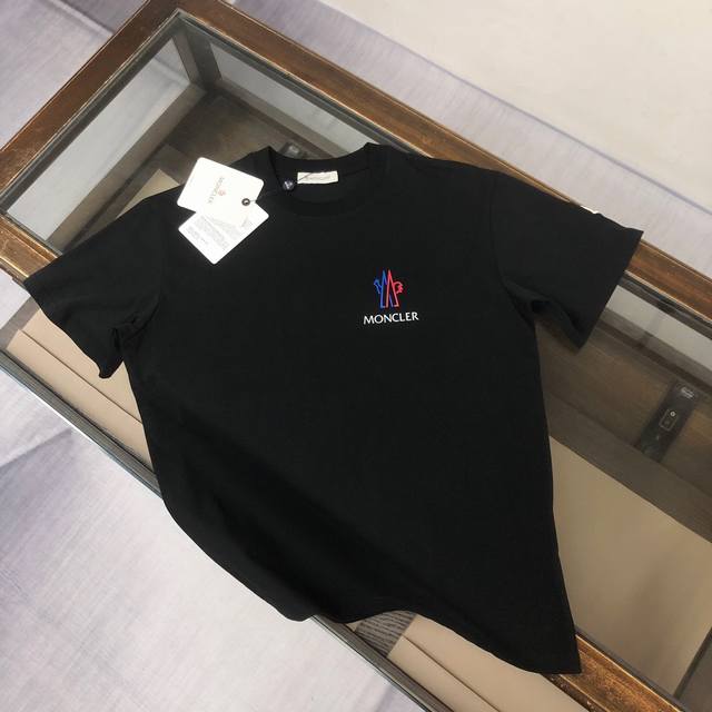 Moncler 蒙口 最新款情侣款圆领短袖 情侣T恤 春夏新品 高品质 胸前立体标识字母Logo印花工艺！时尚百搭潮款 定制进口面料 ！穿着舒适 透气 时尚不失