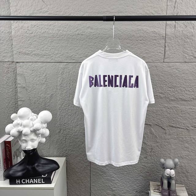 Balenciaga*巴黎* 2026春夏新款短袖T恤 经典 立体厚板硅胶工艺 定制双纱平纹纯棉面料 男女同款 颜色：黑色 白色 安哥拉红色 尺码： S 90-