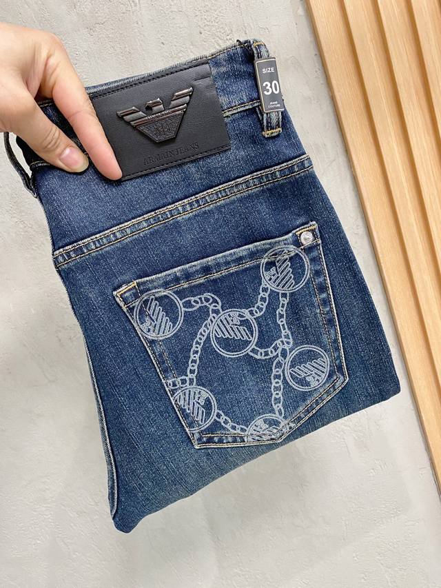 Armani阿玛尼高端定制、区分通货。 2026春夏最新款牛仔裤 柜台同步发售 原版定制 客供定制五金辅料 原单品质 进口牛仔面料 重工洗水 做工走线精细 上身