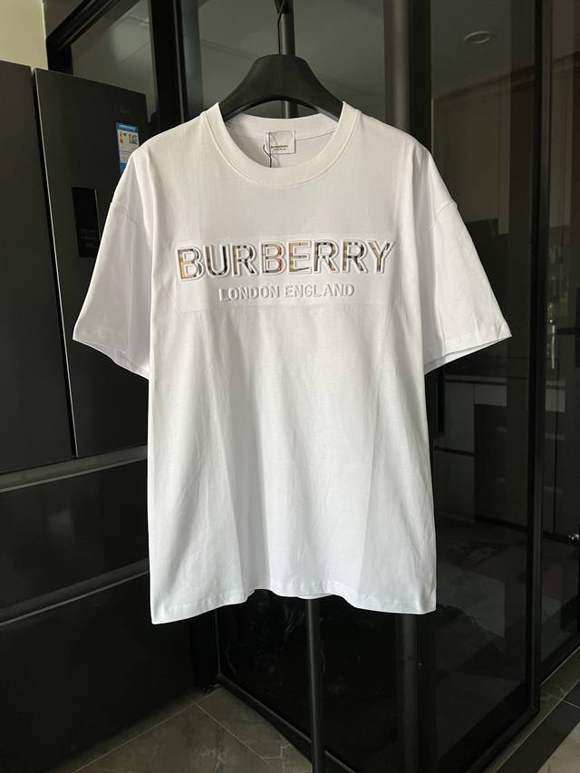 The next day, bought a Burberry 25Ss short-sleeved white T-shirt with a plaid em