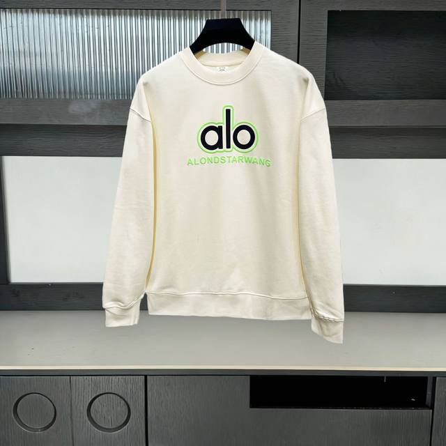 Alo 2025Ss秋冬新款 长袖 圆领卫衣，高端版本！定制面料 透气舒适度高，细节无可挑剔，品牌元素设计理念，体现高品质。手感细腻柔软！呈现休闲裁剪，上身版型
