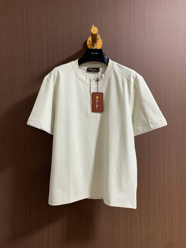 Loro piana 男款冰柔棉网格珠地横机织造工艺改良亨利领半门襟圆领短袖T恤 关于款式及设计： 精致工艺、高级质感、经典单品，这些都是意式穿搭的关键词，也是