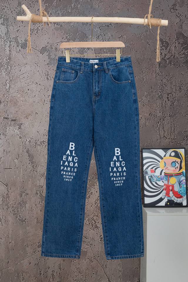 款号: M2423 Balenciaga巴黎世家 保龄球Logo印花拉链直筒牛仔裤 男女同款 顶级天花板品质 不同水洗质感的款式,对腿细腿粗人士十分友好,直筒修 款号: M2423 Balenciaga巴黎世家 保龄球Logo印花拉链直筒牛仔裤 男女同款 顶级天花板品质 不同水洗质感的款式,对腿细腿粗人士十分友好,直筒修