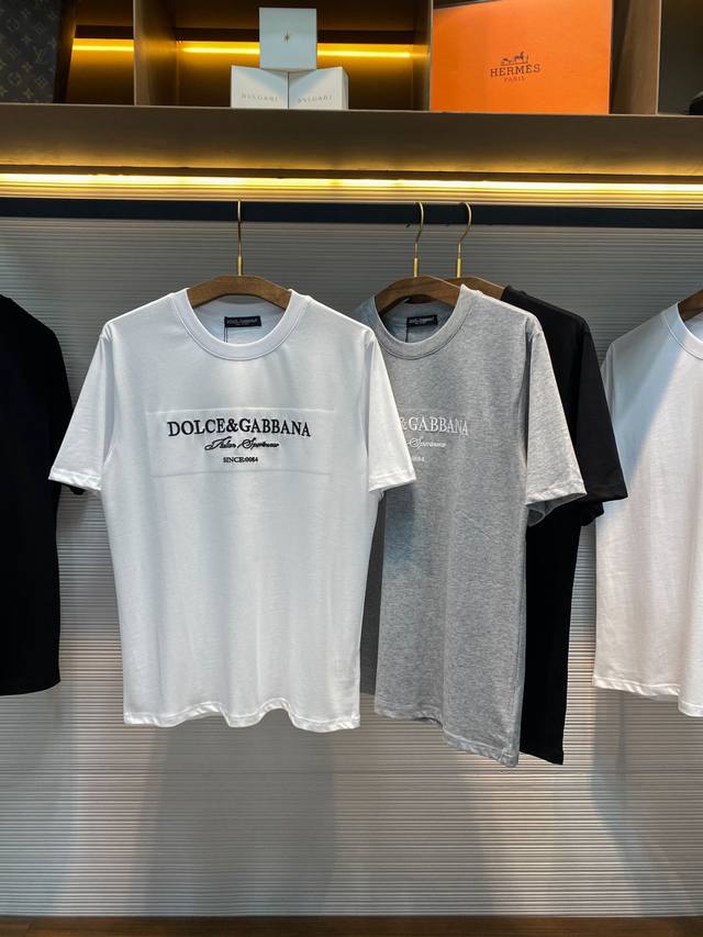 Dg26Ss春夏新款平纹针织棉布基础圆领短Tee，男女同款字母徽标刺绣休闲套头短袖T恤衫！贸易公司渠道稀出，同步官网发售！Dg经典字母T恤凭借独特的设计与卓越的