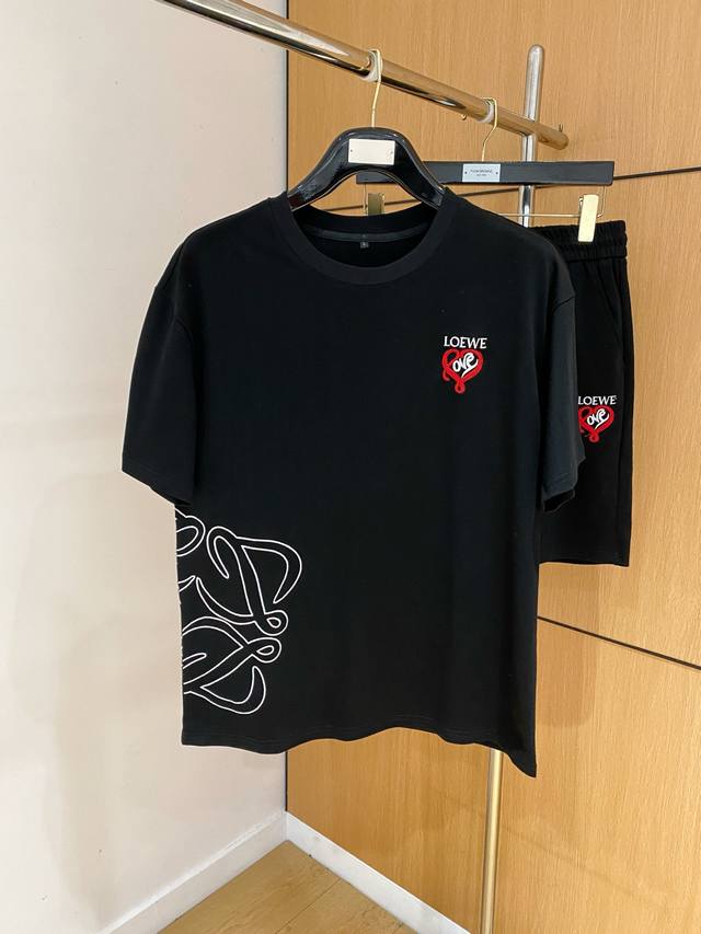 品牌：罗意威 2026圆领短袖短裤套装 纯棉面料上身不会闷热，爽滑舒适的亲肤效果更加透气，面料自带肌理感 经典徽标工艺 独有的角度全新演绎 时尚百搭首选！码数: