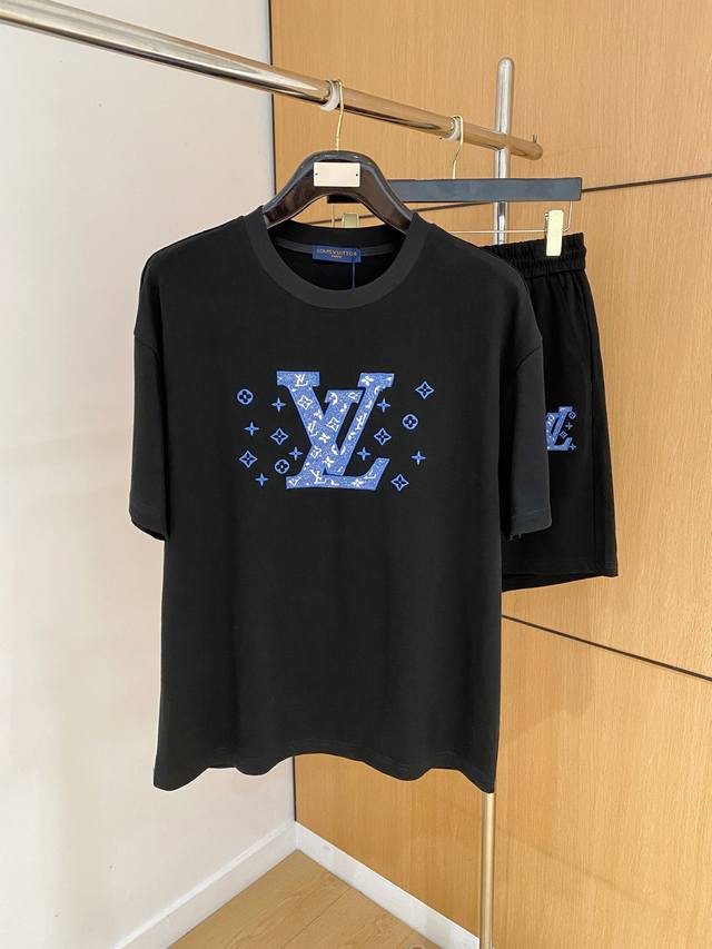 品牌：路易威登 Lv 2026圆领短袖短裤套装 纯棉面料上身不会闷热，爽滑舒适的亲肤效果更加透气，面料自带肌理感 经典徽标工艺 独有的角度全新演绎 时尚百搭首选
