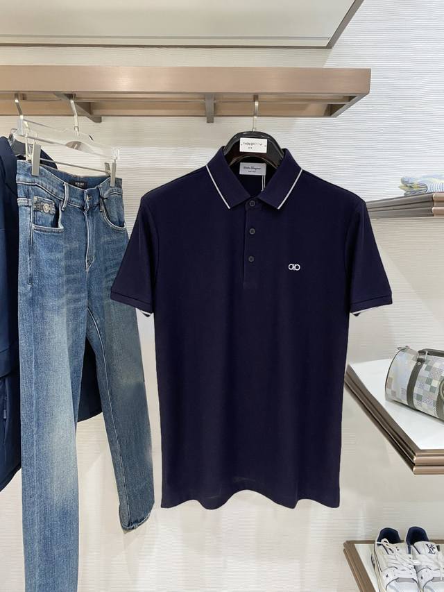开春新品 菲拉格慕2026Ss夏季新款字母Logo男士翻领polo衫!经典商务男款,高端男装的天花板级别的商务男款!简约时尚大气不失优雅,单穿内搭体面过人,品质 开春新品 菲拉格慕2026Ss夏季新款字母Logo男士翻领polo衫!经典商务男款,高端男装的天花板级别的商务男款!简约时尚大气不失优雅,单穿内搭体面过人,品质
