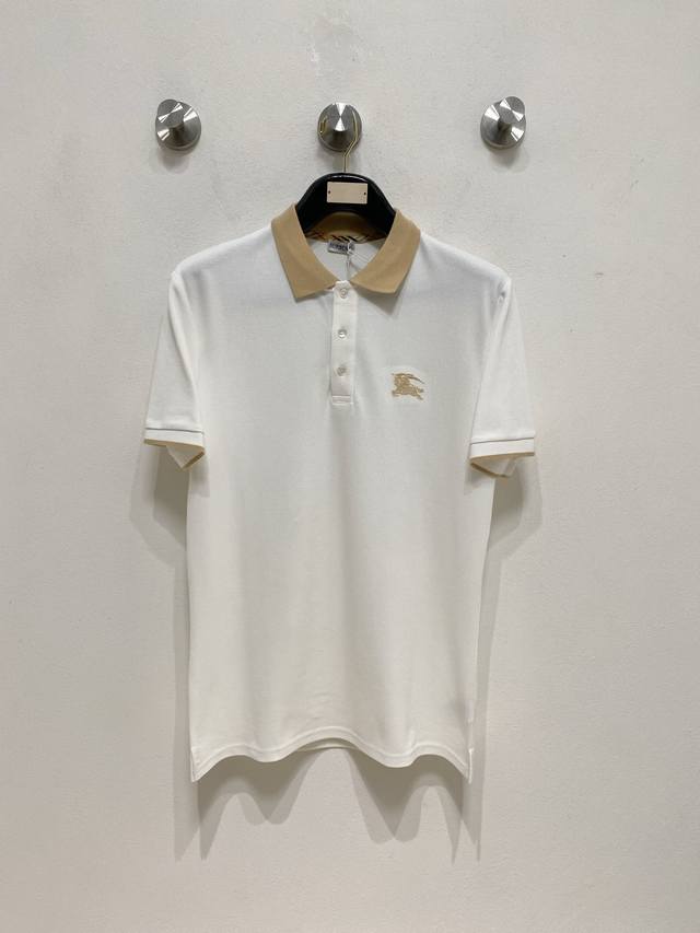 巴宝莉 2026春夏新品男士短袖上市经典翻领polo衫!重磅级尤物单品,新形态雅痞风格 高街混搭腔调有味,吸睛有力之作。奢华经典品牌元素设计,视觉效果丰富,采用 巴宝莉 2026春夏新品男士短袖上市经典翻领polo衫!重磅级尤物单品,新形态雅痞风格 高街混搭腔调有味,吸睛有力之作。奢华经典品牌元素设计,视觉效果丰富,采用