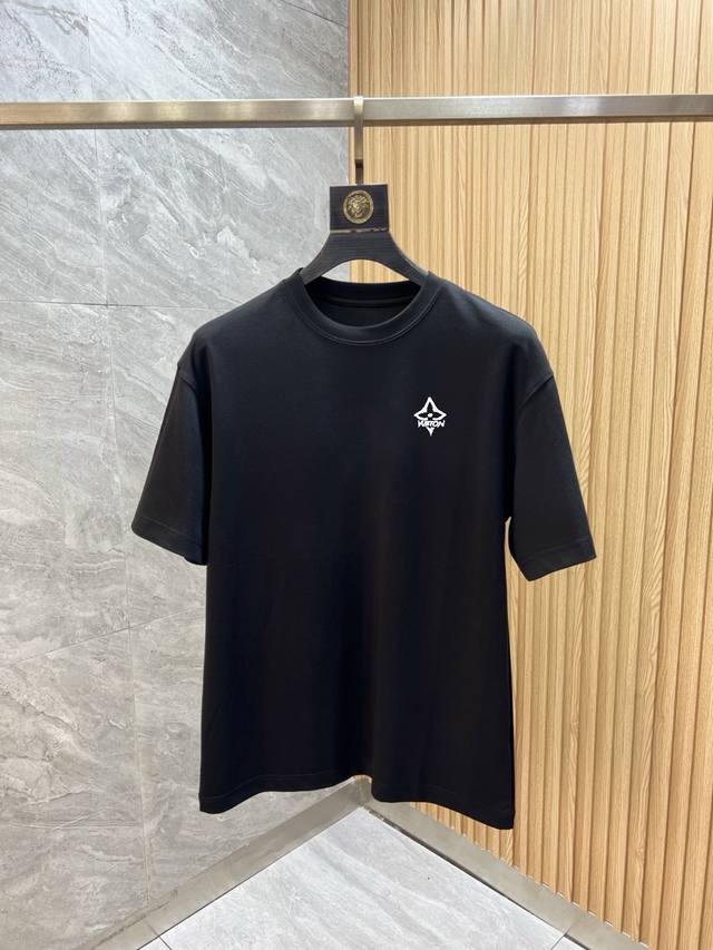 L: 2026春夏新款首发专柜最新款圆领短袖 高端订制 设计前卫时尚!品牌Logo重工艺设计 高端定制100支双面丝光棉面料.手感柔软.穿着舒适.专柜级别精致车 L: 2026春夏新款首发专柜最新款圆领短袖 高端订制 设计前卫时尚!品牌Logo重工艺设计 高端定制100支双面丝光棉面料.手感柔软.穿着舒适.专柜级别精致车