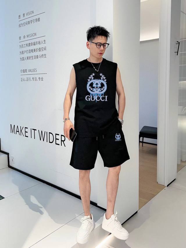 品牌:古奇 2026 夏季新品背心套装,经典简约款式 任何人都可以轻松驾驶 进口定制丝光棉面料 手软舒适有型 吸汗透气 ,胸前经典品牌字母Logo设计 奢华时尚 品牌:古奇 2026 夏季新品背心套装,经典简约款式 任何人都可以轻松驾驶 进口定制丝光棉面料 手软舒适有型 吸汗透气 ,胸前经典品牌字母Logo设计 奢华时尚