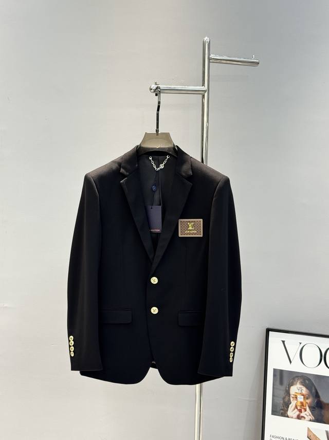 驴牌*路易威登新款休闲西服外贸公司订单！胸口经典老花皮牌镶嵌.精致高档.进口四面弹力面料.舒适回弹超好！笔挺垂感十足，整件衣服车工走线整齐平整，订制皮牌.所有五
