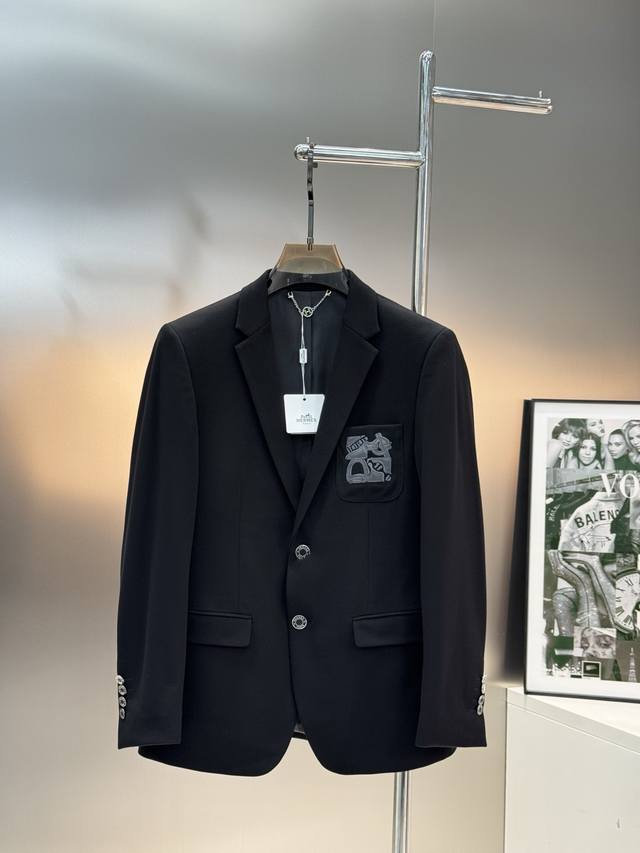 Hermes爱马仕休闲西服外套高端定制精品推荐外贸公司订单！胸口口袋部位经典图形品牌新款图形皮绣花.进口原版天眼布四面弹布料，笔挺垂感十足，整件衣服车工走线整齐