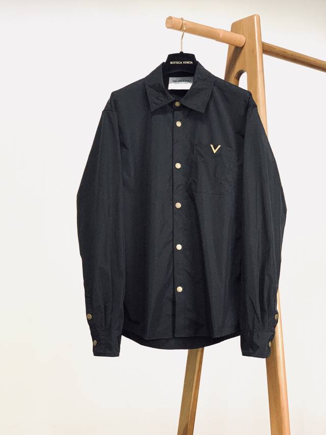Valentino 华伦天奴 2026Ss早春新品 轻奢衬衫外套|高阶氛围感单品。 简约不简单的意式轻奢衬衣,自带低调高级气场。甄选品牌定制高密梭织面料,触感挺 Valentino 华伦天奴 2026Ss早春新品 轻奢衬衫外套|高阶氛围感单品。 简约不简单的意式轻奢衬衣,自带低调高级气场。甄选品牌定制高密梭织面料,触感挺