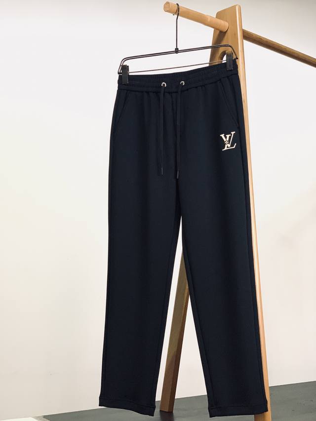 Louisvuitton 路易威登 2026Ss春夏新品 刺绣抽绳休闲裤，低调显贵神裤来了！甄选高支棉混纺空气层面料，软糯亲肤透气，抗皱不变形，久穿依旧平整如新