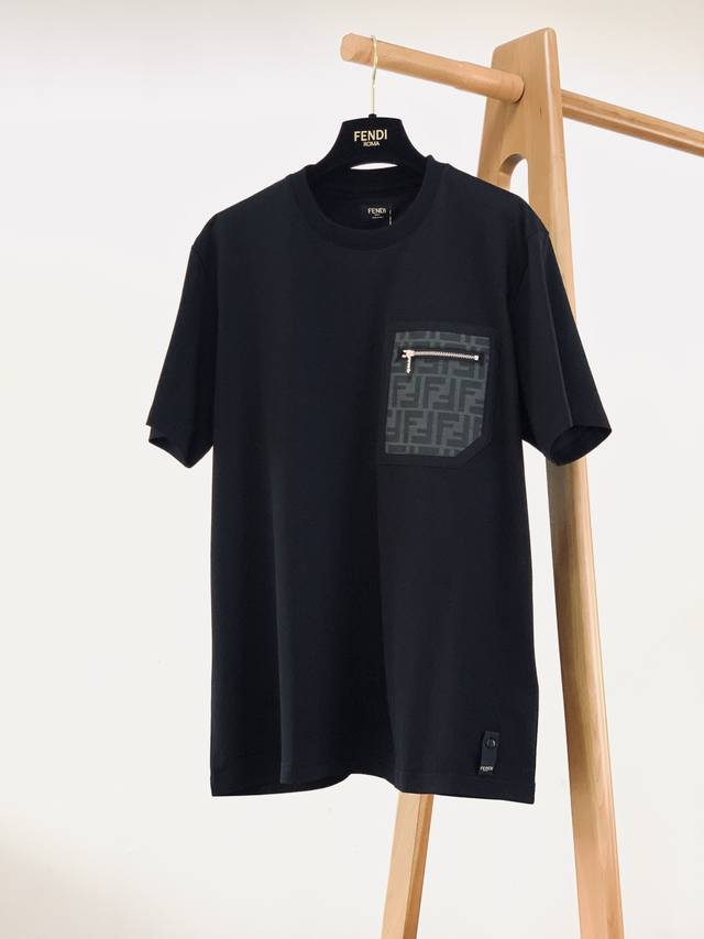 Fendi 芬迪 2026Ss春夏新品 Ff印花拉链口袋T恤。采用进口高支精梳棉，经过液氨预缩水处理，触感柔软亲肤且久洗不易变形。面料自带细腻的棉感肌理，透气性
