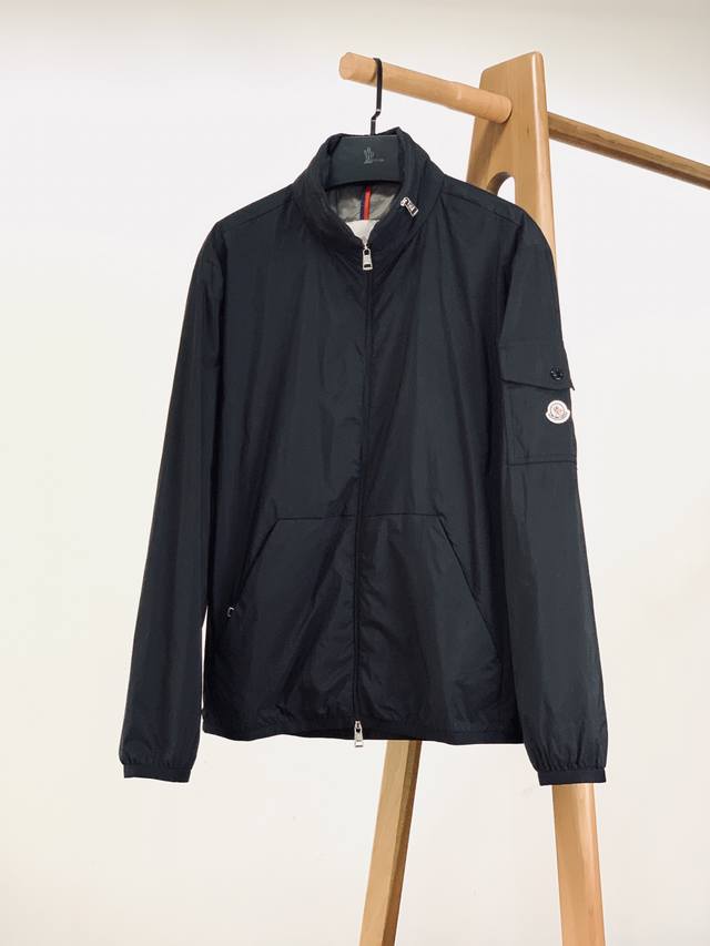 Moncler 蒙口 2026Ss早春新品 Breezes哑色便捷立领轻质夹克外套 经典休闲商务一体的造型设计为日常活动增添时尚. 科技细密Gramart锦纶面