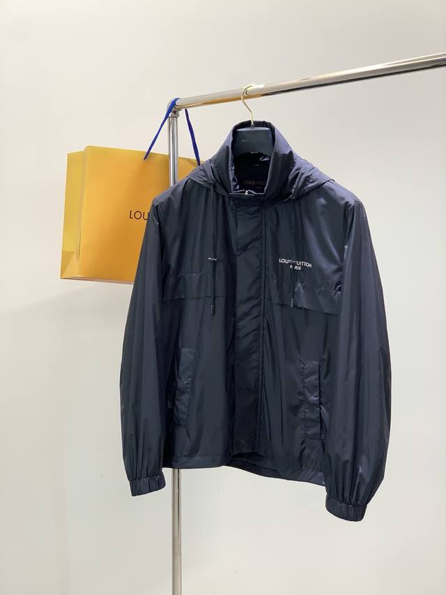 Louisvuitton 路易威登，2026春季最新款，专柜同步有售，原单狠货，时尚休闲连帽外套，上身很有特点！吸睛而有亮点，进口原版面料，顶级印花工艺字母图案