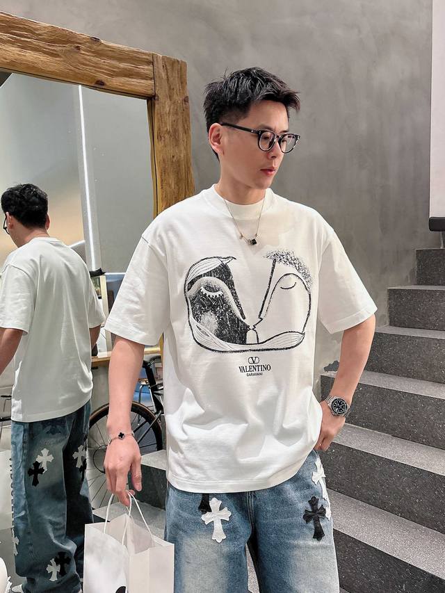 华伦天奴 2026春夏新款首发专柜最新款短袖圆领T恤 高端订制 设计前卫时尚!品牌Logo重工艺设计 高端定制丝光云朵棉面料.手感柔软.穿着舒适.专柜级别精致车 华伦天奴 2026春夏新款首发专柜最新款短袖圆领T恤 高端订制 设计前卫时尚!品牌Logo重工艺设计 高端定制丝光云朵棉面料.手感柔软.穿着舒适.专柜级别精致车