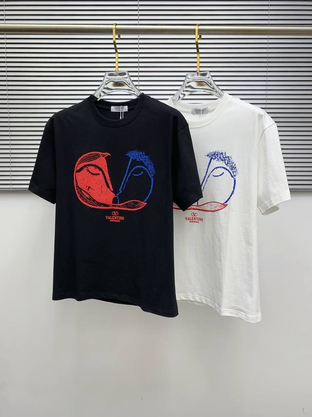 Ss华伦天奴纯棉最新面料经典标识图案Logo时尚简约潮流短袖,最顶级的品质专柜原单短袖,顶级制作工艺进口面料,专柜款独特设计,采用进口高端订制面料。官网在售!面 Ss华伦天奴纯棉最新面料经典标识图案Logo时尚简约潮流短袖,最顶级的品质专柜原单短袖,顶级制作工艺进口面料,专柜款独特设计,采用进口高端订制面料。官网在售!面