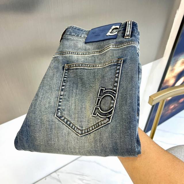 Ferragam菲拉格慕、2026春夏新品经典男士单宁修身时尚水洗牛仔裤,丹宁牛仔裤属于衣橱的必备单品,属于日常混搭和造型的利器 每个细节皆足矣品味!浓郁的文艺 Ferragam菲拉格慕、2026春夏新品经典男士单宁修身时尚水洗牛仔裤,丹宁牛仔裤属于衣橱的必备单品,属于日常混搭和造型的利器 每个细节皆足矣品味!浓郁的文艺