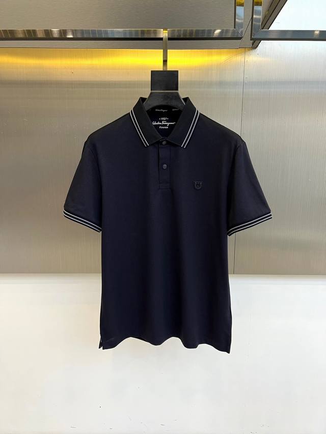 Ferragamo 菲拉格慕、2026春夏新品短袖polo衫,经典翻领配撞色条纹,简约中透出精致运动感。短袖设计贴合身形,下摆微弧剪裁提升穿着舒适度与时尚度,胸 Ferragamo 菲拉格慕、2026春夏新品短袖polo衫,经典翻领配撞色条纹,简约中透出精致运动感。短袖设计贴合身形,下摆微弧剪裁提升穿着舒适度与时尚度,胸