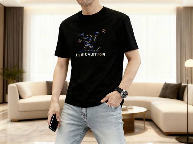 Lv 2026春夏专柜新款打底衫 高端优雅时尚男士定制 顶级时尚休闲圆领短袖。高端人士必备单品,精选进口原单双面丝光棉面料,原版Logo设计更显奢华高贵风范,无 Lv 2026春夏专柜新款打底衫 高端优雅时尚男士定制 顶级时尚休闲圆领短袖。高端人士必备单品,精选进口原单双面丝光棉面料,原版Logo设计更显奢华高贵风范,无