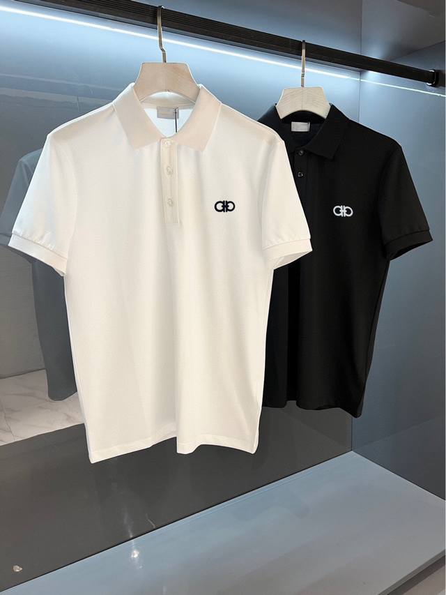 Ferragamo菲拉格慕 小刺绣 2026夏季男士新款翻领短袖polo衫,定制面料 透气舒适度高,细节无可挑剔,品牌元素设计理念,体现高品质。手感细腻柔软!呈 Ferragamo菲拉格慕 小刺绣 2026夏季男士新款翻领短袖polo衫,定制面料 透气舒适度高,细节无可挑剔,品牌元素设计理念,体现高品质。手感细腻柔软!呈