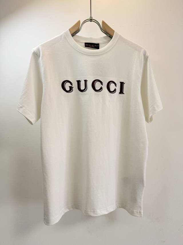 上新 Gucc* 26Ss早春新款 字母刺绣圆领短袖丨独家Yb开发！顶级高版出品！重磅棉料挺括有型，圆领设计修饰颈部线条，胸前标志性的字母采用做旧刺绣工艺，呈现