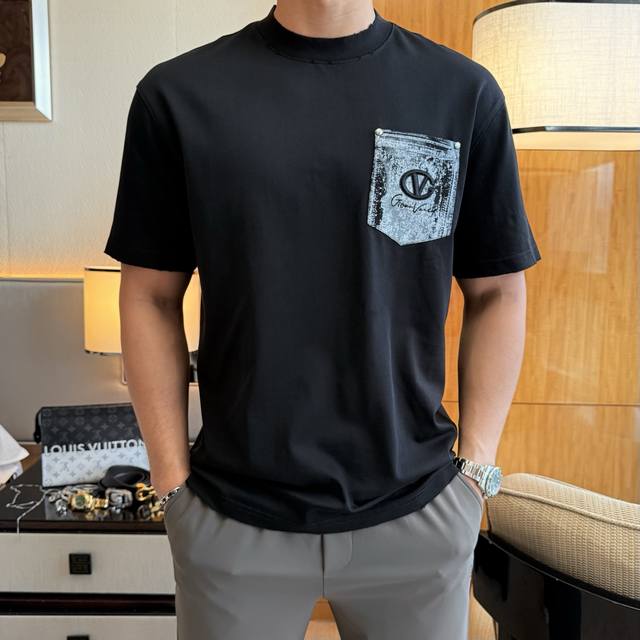 华伦天奴 2026马年春夏新款男士阔版短袖T恤,都市休闲风格,极具设计感的一款单品,顶级外商客供定制棉面料,上手极微舒适透气,亲肤性积极,颠覆传统面料所带来的舒 华伦天奴 2026马年春夏新款男士阔版短袖T恤,都市休闲风格,极具设计感的一款单品,顶级外商客供定制棉面料,上手极微舒适透气,亲肤性积极,颠覆传统面料所带来的舒